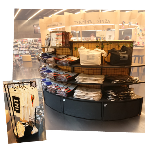 外国からの旅行客に大人気!限定BAG & Tシャツ│ローソンGINZA SIX店