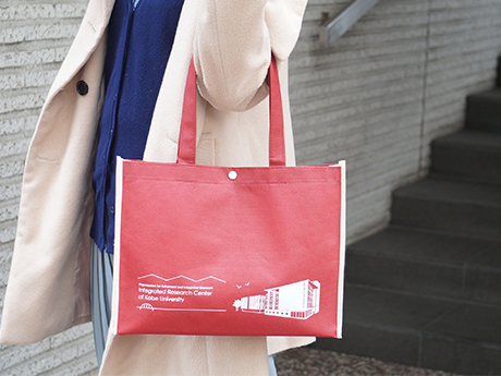 神戸大学 統合研究拠点様 資料配布用バッグ 着用イメージ