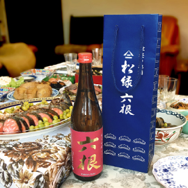 青森県弘前市にある松緑酒造様は、江戸末期から酒母造りを行い、明治より日本酒製造へ事業転換した由緒ある老舗日本酒蔵元です。 今回は屋号の「松緑（まつみどり）」と、主力銘柄の「六根（ろっこん）」ロゴを使用した紙袋を商品に合わせ、3サイズお創りいたしました。