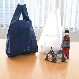 展開したバッグはコンビニ袋の小さいサイズと同サイズ