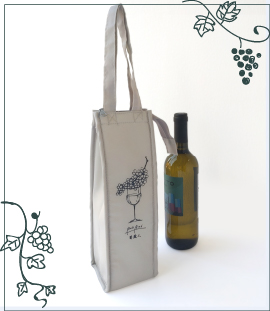 葡蔵人～BookRoad～（ブックロード）様のワイン用保冷バッグと720mlワインボトルが並んでいる