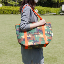 京阪オリジナルちょうどいい保冷バッグを肩に掛けて持つ女性