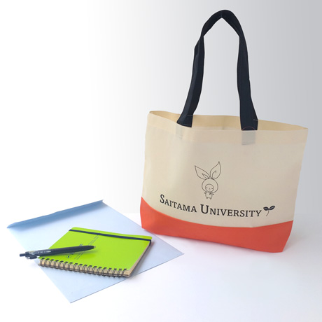 埼玉大学様のオープンキャンパス用バッグと角2封筒とノートとペン