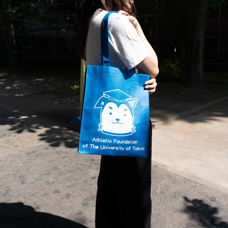 東京大学運動会様の資料配布用不織布バッグを持つ女性