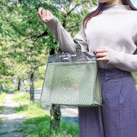 メッシュバッグを腕にかけて使用した様子