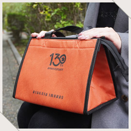 浅草今半様の保冷バッグを膝に乗せた様子