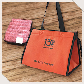 お肉の色が引き立つ配色の保冷バッグ