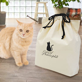 猫とコットンギフト巾着を並べた様子