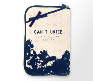 コットン製のブック型ポーチ