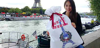 パリ在住のクリエイターとのデザインコラボした、クリスマスパッケージ用オリジナル不織布巾着袋